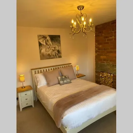 Coach House, 5.8 Acres With Hot Tub And Lake Holiday home