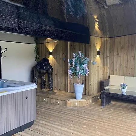 Coach House, 5.8 Acres With Hot Tub And Lake * Leeds (West Yorkshire)