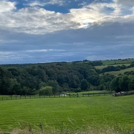 Coach House, 5.8 Acres With Hot Tub And Lake * Leeds (West Yorkshire)